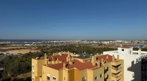 Prime located penthouse w seaview - Image 4