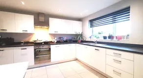HEYHOO The Lawnswood - Spacious Holiday Home With Free Parking - Perfect for Co-op Live & Etihad Stadium - Image 5