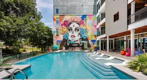 RiverWalk PentHouse Oasis w/Free Parking Gym Pool - Image 3