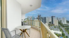 Stylish 1BR Beachside Escape - Heart of Gold Coast - Image 5