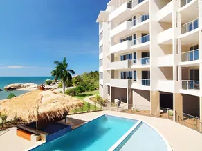 Coral Cove Apartments - Absolute Beachfront Resort Bowen - Image 2