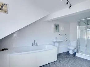 Spacious 2-storey apartment in a central location and close to the sea - Image 2