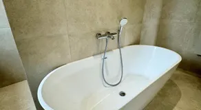 Studio suite climatisé avec balcon, kitchenette équipée, douche, baignoire, wc et bureau - Image 3