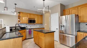 Luxury Home with Gourmet Kitchen - 3 Miles to A&M, Sleeps 14 - Image 4