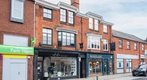 Modern 1BR Apartment Town Centre, Stylish Interior - Image 4