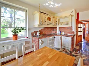 Large holiday home with a beautiful garden - Image 3