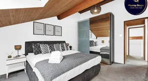 Large Industrial Style 2 Bedroom Apartment Short Term Rental & Flexible Renting Canary Wharf With Fr - Image 2