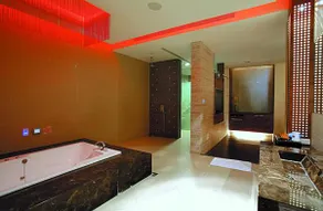 Hip Spa Motel - Image 2