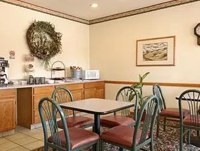 Heritage Inn & Suites - Image 2
