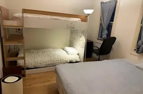 Large room with 3 beds - Image 2