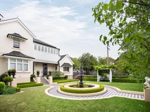 Stunning Studio with Alfresco Terrace near Trains - Image 4