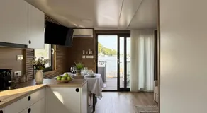 Prestige Yacht Resort Budapest - Image 4