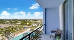 Stylish Studio with Pool View at the Heart of Downtown Doral - Image 5