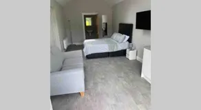 The Forest Chalet - Stunning Studio Apartment - Image 2
