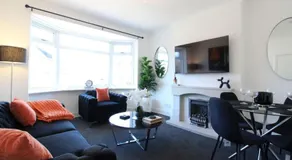 Deluxe 3 Bed, Sleeps 8, Free Parking, Edinurgh - Image 2