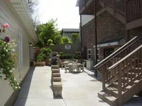 Price Pointe Inn - Image 3
