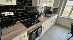 HP Wizards Corner Spacious 4 bed near Watford Junction - Image 5