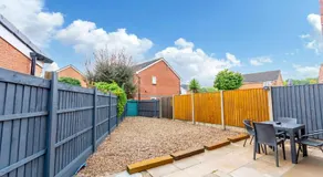 Modern 2-Bed Home with Free Parking Near Peak District - Image 3