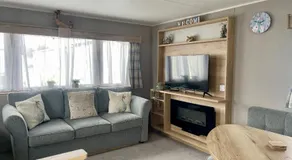 Gorgeous 2 Bed Caravan in South Cerney - Image 2