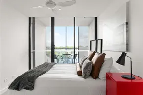 Central Oakleigh 2BR Apartment w Parking - Image 2