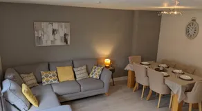 Entire 3 bed home Sleeps 6, WiFi, 2 Parking Spaces - Image 4