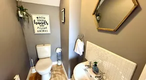 Stylish 3 bedroom house with parking & garden - Image 1