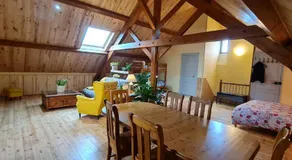 Loft mansardé du train jaune avec vue sur les montagnes - Image 2