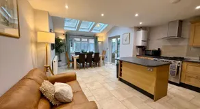 Squires House Long Stays Sleep 8 Free Parking - Image 2