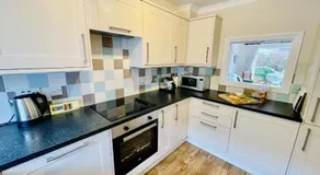 Orchard Cottage - Walking distance of the river, charming sunny patio, quiet location - Image 4