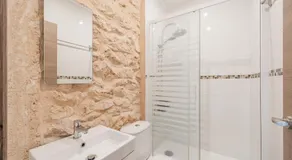Merveilleuse villa adaptée aux familles avec internet haut débit, piscine privée et jardin | Vue jardin | Adaptée au travail à distance - Image 2
