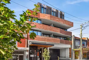 Central Oakleigh 2BR Apartment w Parking - Image 5