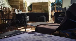 Résidence CAENEE, le dépaysement Naturiste en été avec l'atypique studio climatisé "vintage" en sous pente, sa "paillote" avec jacuzzi, entouré de verdure, planchagrill, transats, vélos gratuits, wifi 5G, Travel Proud LGBTQI, chiens admis - Image 3