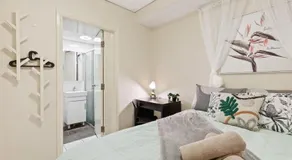 Deluxe Ensuite Double Room - Nearby Universities - Seconds to Famous Eateries - Image 2