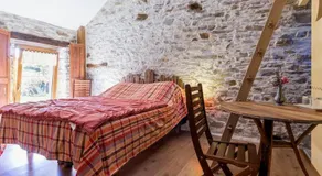 Chambre rustique avec lit king-size, salle de bains privée et petit-déjeuner près de Nantes. - FR-1-306-1250 - Image 2
