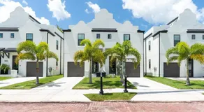 3BR-3BA Modern Ybor Central Tampa with Rooftop Firepit & 2 Bikes-Fully Equipped - Image 5