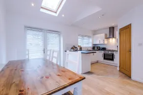 Lovely 3BR Home + Great location + Parking - Image 3
