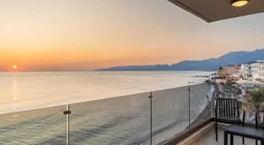 Palm Beach Luxury Seafront Suites, Next to Palm Beach Club, Lively Nights - Image 5