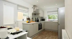 Modern 4 Bedroom House Sleeps 8, 13 Minutes from City Centre, Free Parking And Wi-Fi, Weekly & Monthly Stays, Great Rates Available At Peachy Stays - Image 3