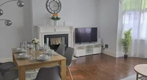 Coastal Comfort in Leigh Ideal for Work & Leisure - Image 2