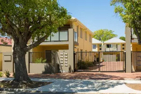 Unit close to airport, hospital, shops & transport - Image 4
