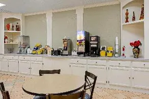 Rodeway Inn & Suites - Image 4