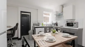 Charming Home - Free Parking - Image 3