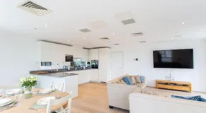2 Bed 2 Bath Penthouse With Amazing Views with Free Parking - Image 4