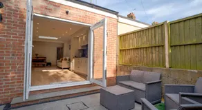 Savernake House Stylish stay for 6 with Parking - Image 3