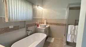 Serene Luxe 3BR Home Family Friendly MoBay Stay - Image 3