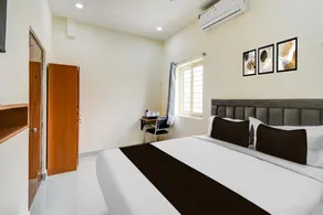 Super Townhouse Oak Kamineni Bus Stop - Image 2