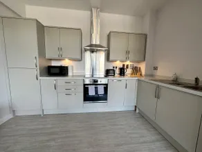 Travaal.©om - 3 Bed Serviced Apartment Farnborough - Image 3
