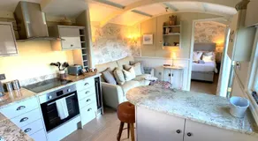 Stunning Shepherds Hut with Superb Views & Fire Pit near a Superb Gastro Pub - Image 3