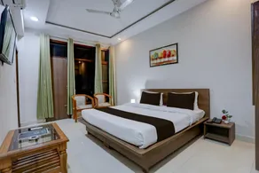 Super OYO Townhouse Gomti Nagar Sector 1 Formerly The Gahmar Inn - Image 2
