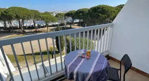 Studio vue port, parking privé, terrasse, clim - Image 3
